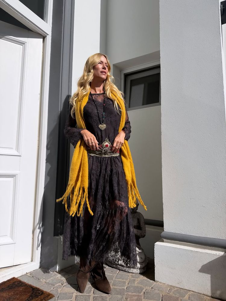 Vestido de encaje, faja bordada y bufanda mostaza: la lección de estilo "boho chic" con la que Nicole Neumann celebró el regreso del sol