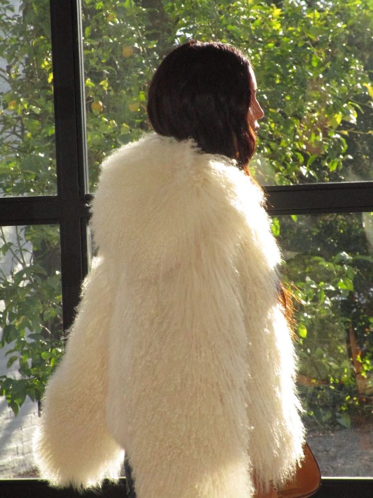 Tapado de pelo "fluffy", corsé de satén oliva y jeans holgados: el sofisticado look de abrigo con el que Zaira Nara deslumbró en Buenos Aires