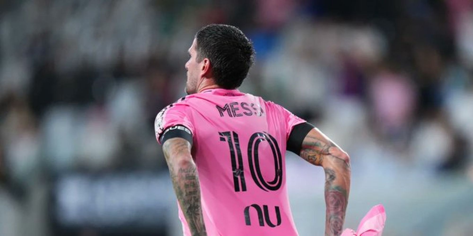 Con la 10. La camiseta que mostró Rodrigo De Paul por su amigo, Lionel Messi.
