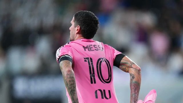 Con la 10. La camiseta que mostró Rodrigo De Paul por su amigo, Lionel Messi.