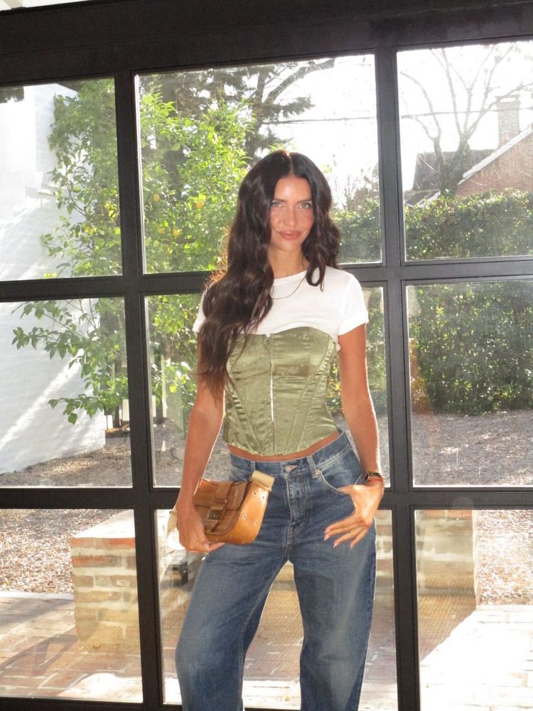 Tapado de pelo "fluffy", corsé de satén oliva y jeans holgados: el sofisticado look de abrigo con el que Zaira Nara deslumbró en Buenos Aires