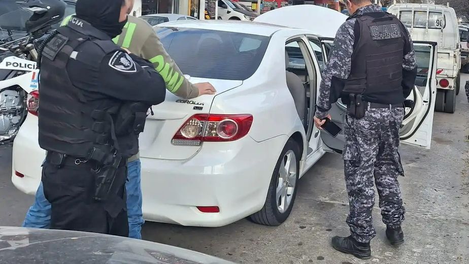 Los dos hombres fueron detenidos en La Falda y quedaron imputados por robos reiterados con inhibidores de alarmas y resistencia a la autoridad. Fotos La Estafeta