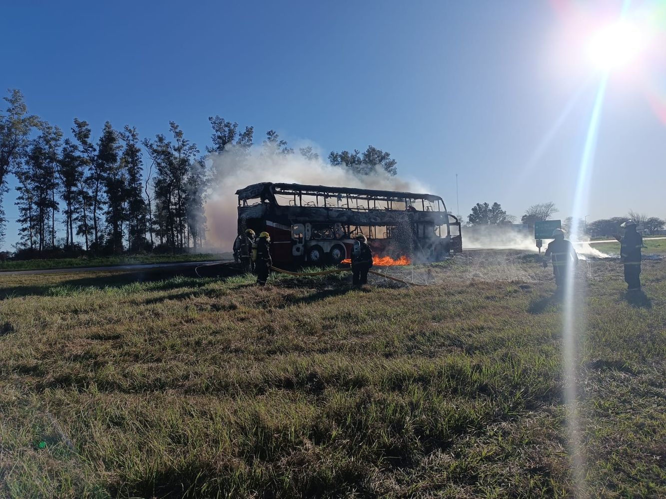 El incendio del colectivo con pasajeros en Córdoba.