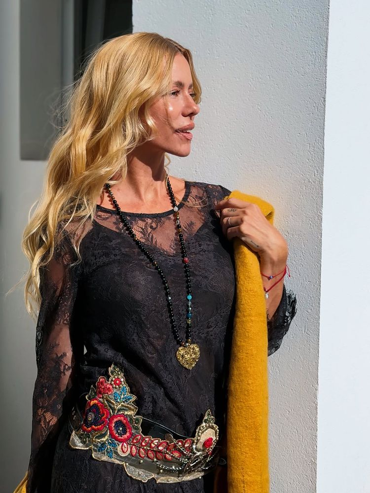 Vestido de encaje, faja bordada y bufanda mostaza: la lección de estilo "boho chic" con la que Nicole Neumann celebró el regreso del sol
