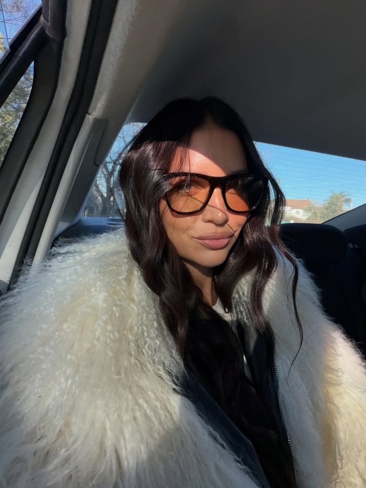 Tapado de pelo "fluffy", corsé de satén oliva y jeans holgados: el sofisticado look de abrigo con el que Zaira Nara deslumbró en Buenos Aires