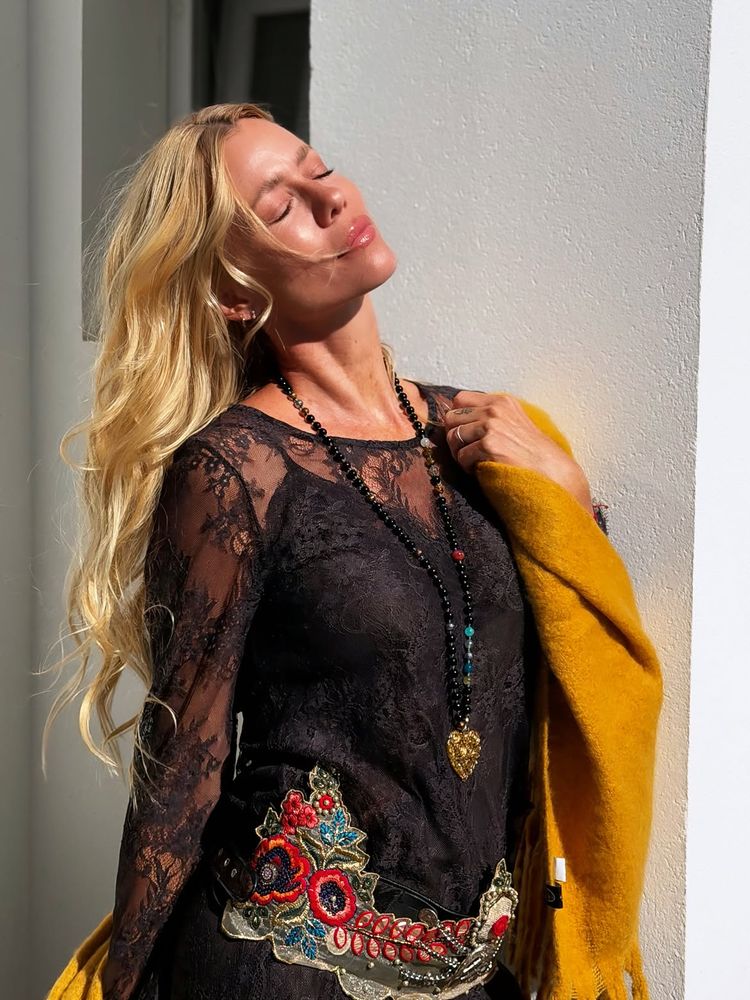 Vestido de encaje, faja bordada y bufanda mostaza: la lección de estilo "boho chic" con la que Nicole Neumann celebró el regreso del sol