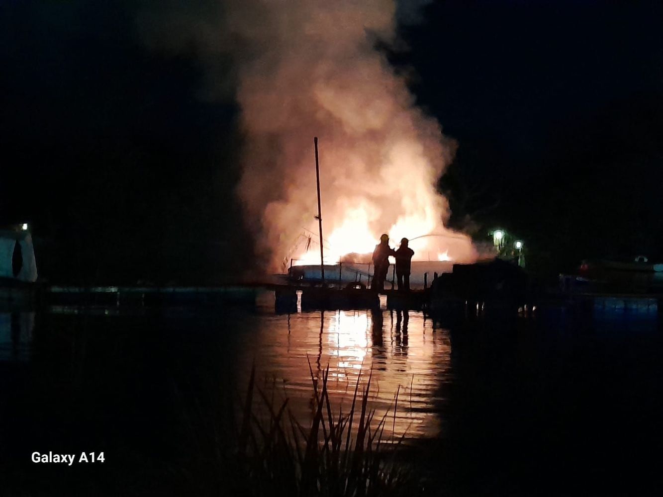 Incendio de embarcación.