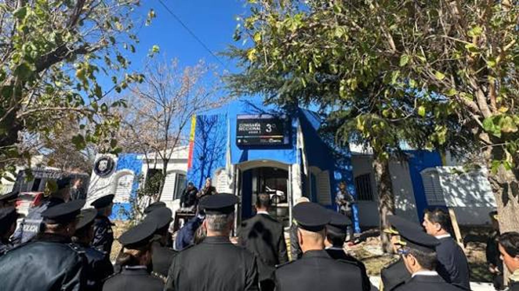 Efectivos policiales de la zona buscan a los culpables.