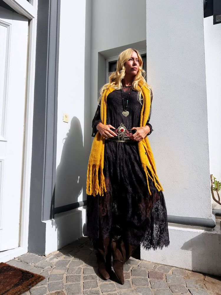 Vestido de encaje, faja bordada y bufanda mostaza: la lección de estilo "boho chic" con la que Nicole Neumann celebró el regreso del sol