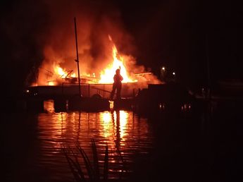 Una explosión desató un incendio en una embarcación y dejó a un hombre gravemente herido con quemaduras