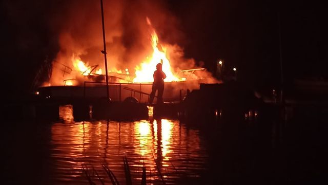 Incendio de embarcación.