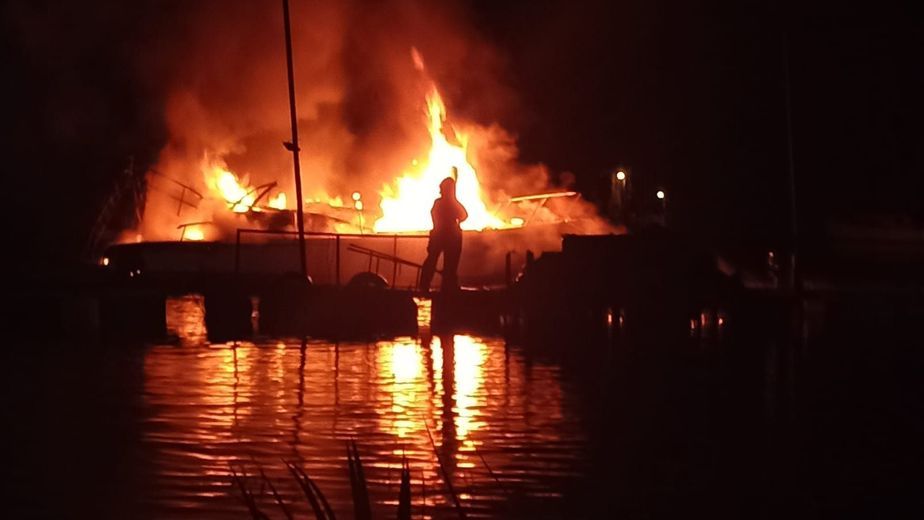 Incendio de embarcación.
