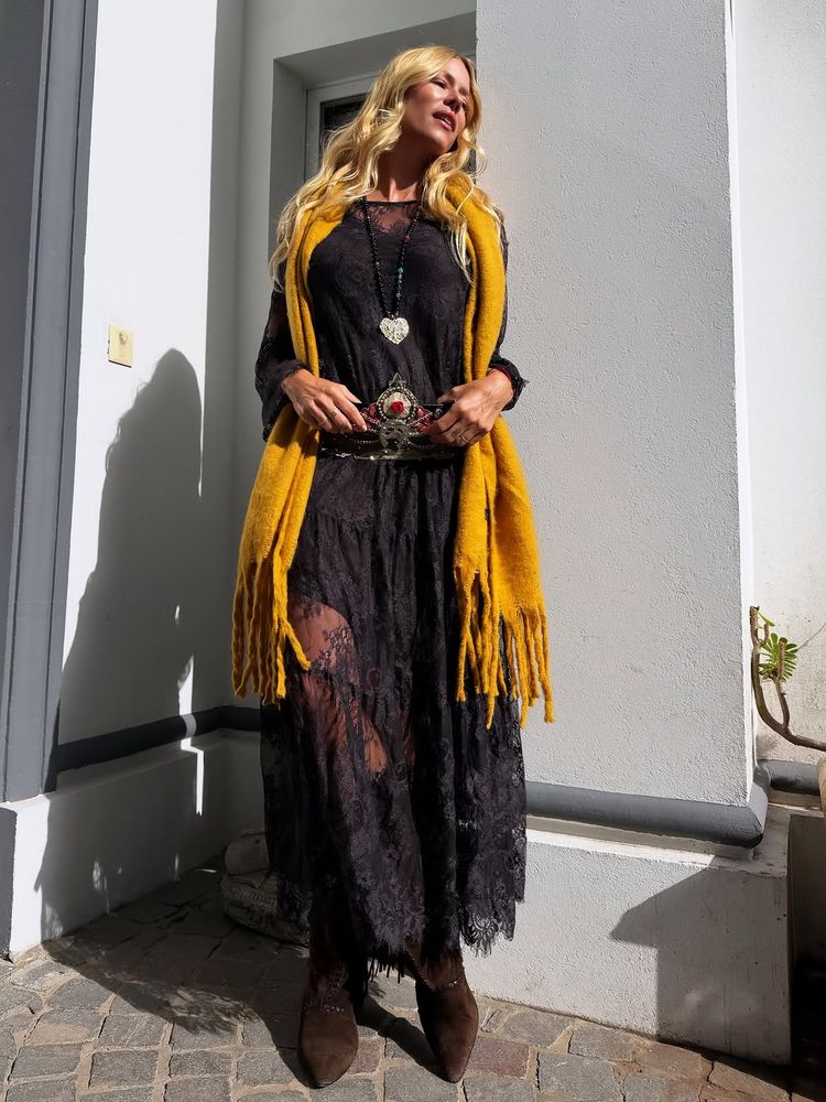 Vestido de encaje, faja bordada y bufanda mostaza: la lección de estilo "boho chic" con la que Nicole Neumann celebró el regreso del sol