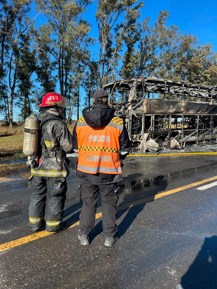 El incendio del colectivo con pasajeros en Córdoba.