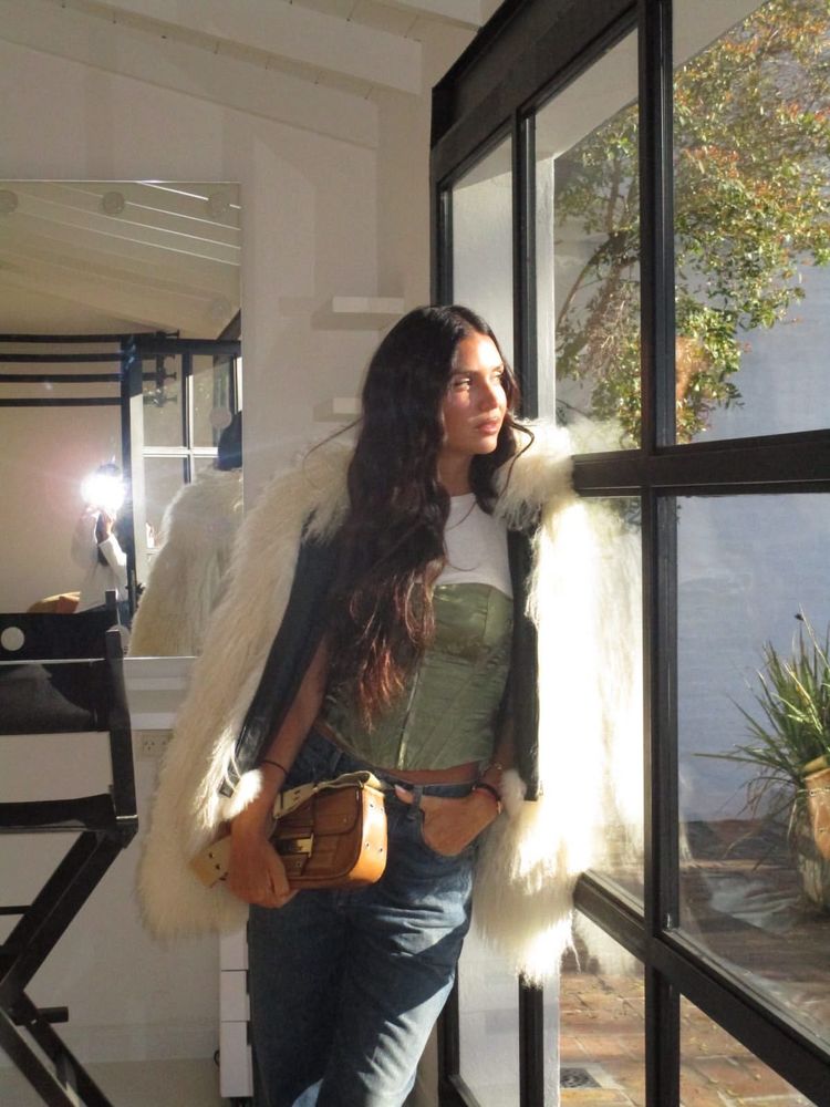 Tapado de pelo "fluffy", corsé de satén oliva y jeans holgados: el sofisticado look de abrigo con el que Zaira Nara deslumbró en Buenos Aires