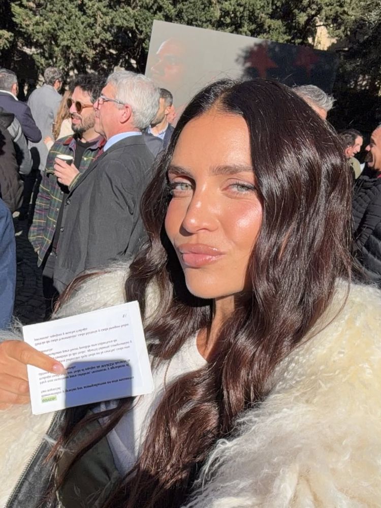 Tapado de pelo "fluffy", corsé de satén oliva y jeans holgados: el sofisticado look de abrigo con el que Zaira Nara deslumbró en Buenos Aires