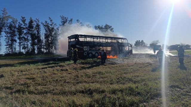 El incendio del colectivo con pasajeros en Córdoba.