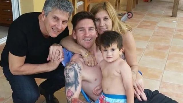Jorge, Lionel y Thiago Messi junto a Celia Cuccittini