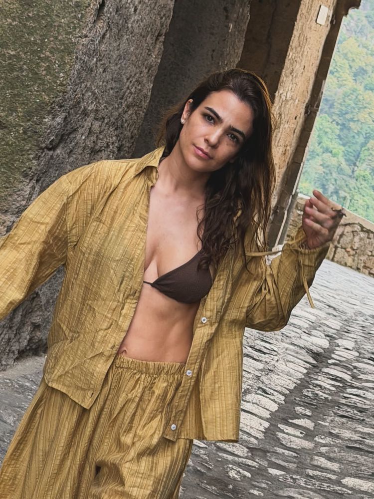 Conjunto de lino mostaza, top bikini café y estética "effortless": la lección de estilo veraniego con la que Agustina Cherri conquistó Italia