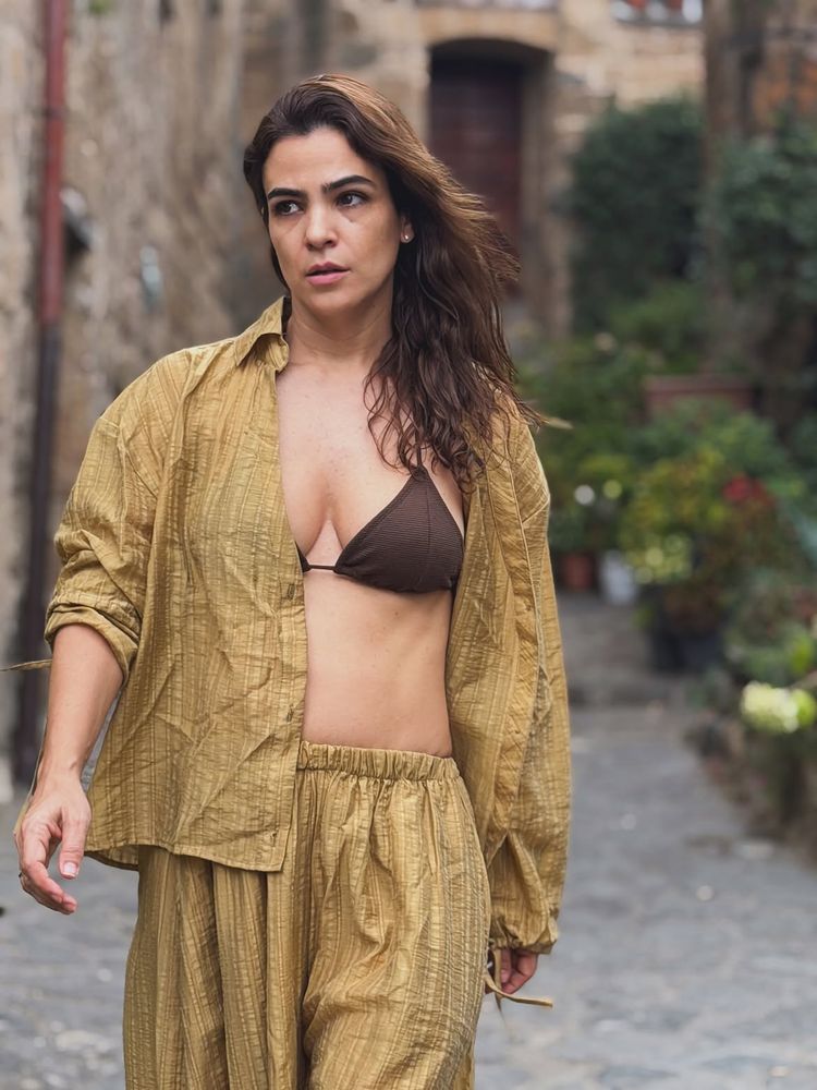 Conjunto de lino mostaza, top bikini café y estética "effortless": la lección de estilo veraniego con la que Agustina Cherri conquistó Italia