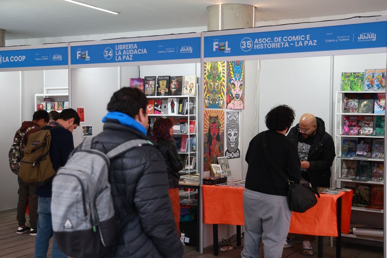 Bajo el lema "Memorias a escena", la Feria del Libro Jujuy se desarrolla desde el pasado viernes en el Cabildo, cuyos espacios comenzaron a poblarse de lectores, escritores, artistas, estudiantes, familias, turistas y visitantes.