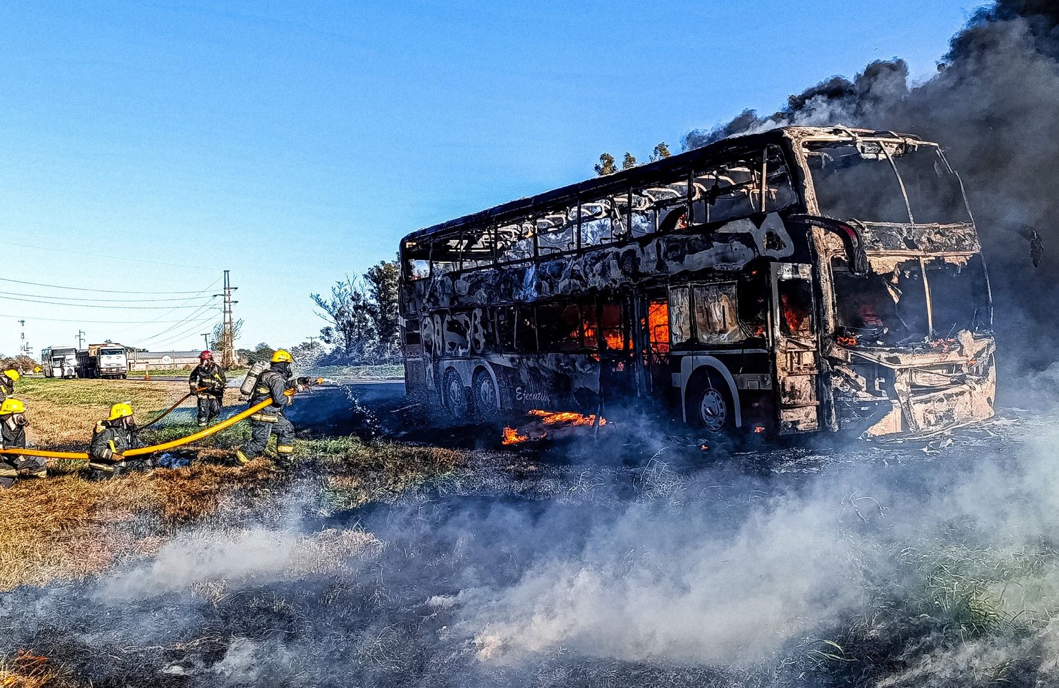 Alcanzaron a descender los 22 pasajeros y se incendió en su totalidad un colectivo