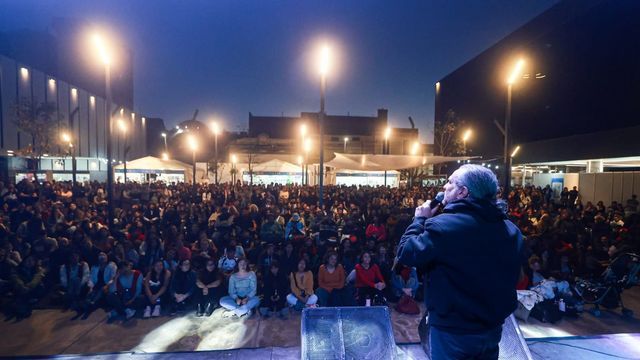 Minutos después de las 19:00 la Plaza de la Memoria estaba colmada de público que escuchaba atentamente al filósofo Darío Sztajnszrajber, conocido por sus intervenciones en los medios de comunicación nacionales, en su charla “Filosofía, identidad y memoria”.