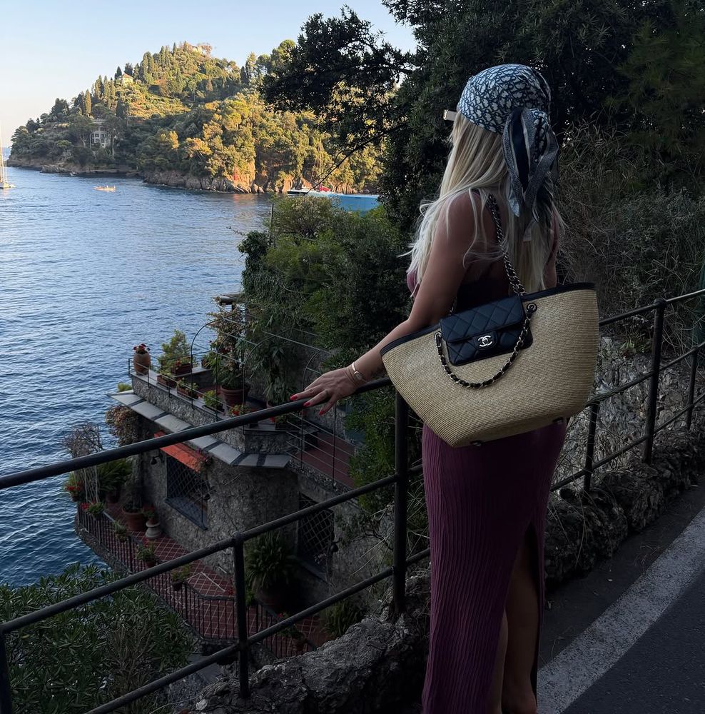Bandana, bolso canasta y vestido morado: la lección de look de playa con la que Wanda Nara recorrió Italia