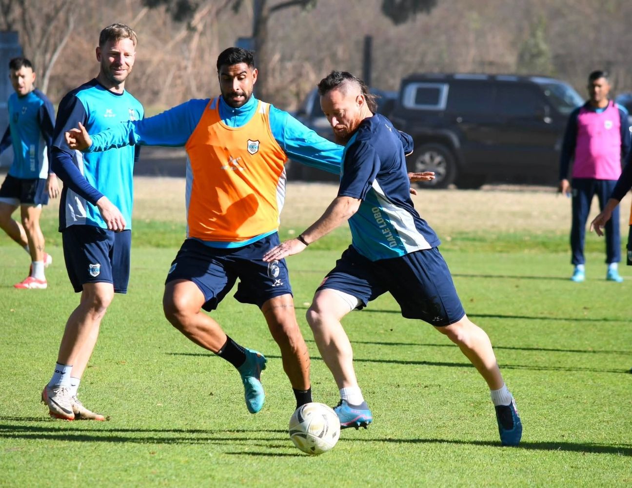 El equipo profesional de Gimnasia y Esgrima de Jujuy se preparó con intensidad para recibir este lunes a Tristán Suárez en el estadio "23 de Agosto" desde las 15:00, en lo que puede ser el duelo más importante en lo que va de la temporada.