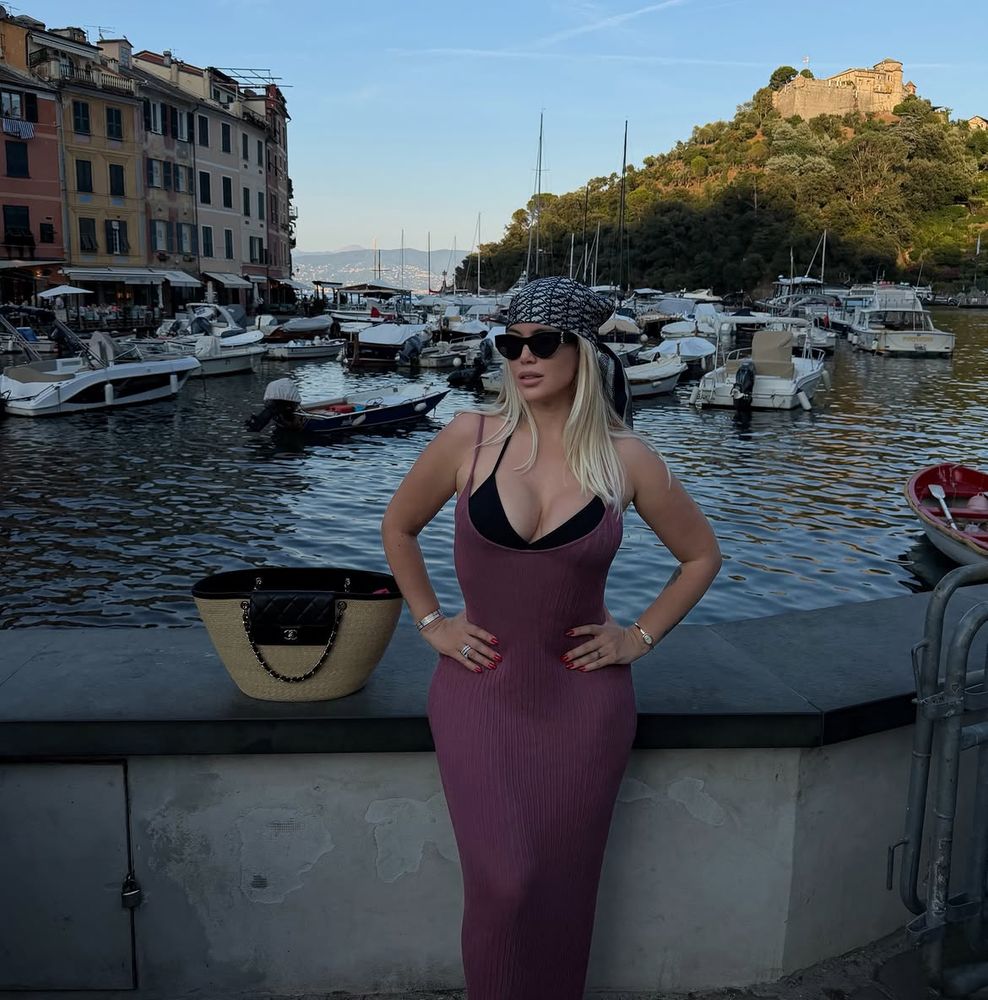 Bandana, bolso canasta y vestido morado: la lección de look de playa con la que Wanda Nara recorrió Italia