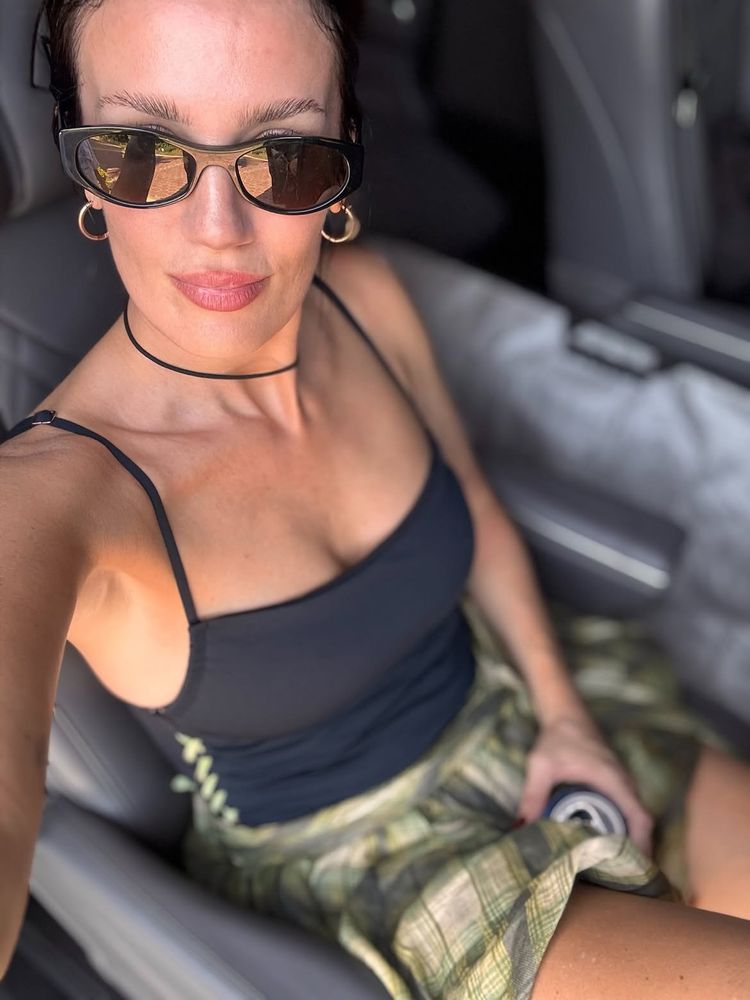 Anteojos retro, aros dorados y vibra veraniega: la lección de estilo con la que Paula Chaves adelantó la temporada desde la playa