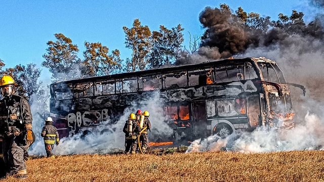 Alcanzaron a descender los 22 pasajeros y se incendió en su totalidad un colectivo
