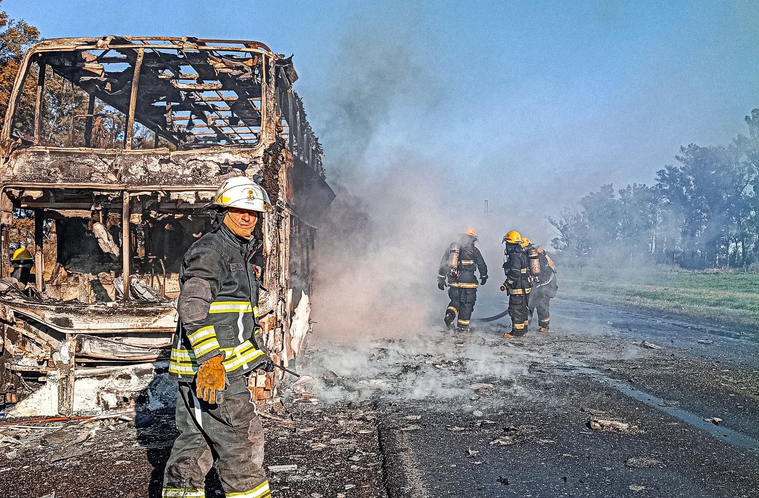 Alcanzaron a descender los 22 pasajeros y se incendió en su totalidad un colectivo