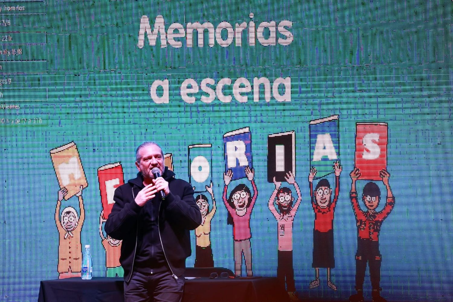 En el escenario principal de la Plaza de la Memoria, Darío Sztajnszrajber habló de “Filosofía, identidad y memoria”, citando a Jorge Luis Borges, las tragedias griegas y anécdotas de su niñez y adolescencia.