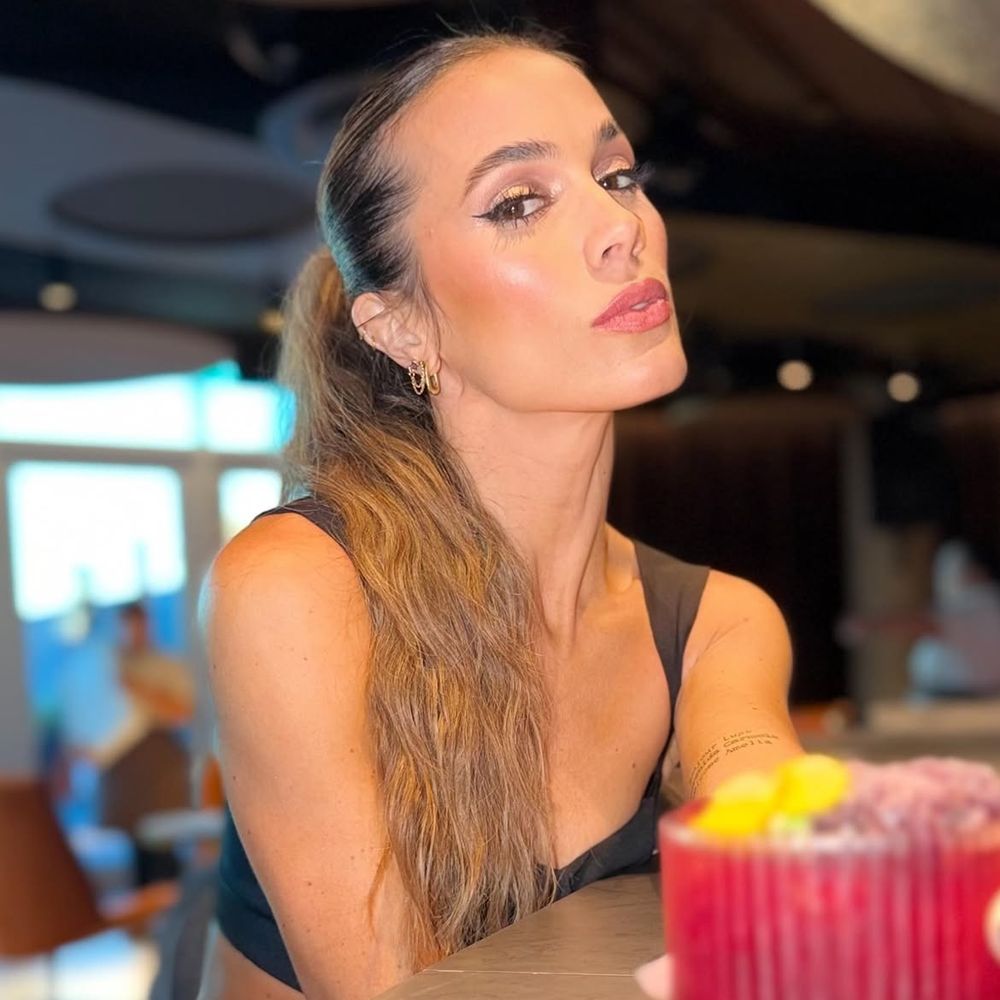 Corsetería, tul transparente y "cat eye": la lección de estilo nocturno con la que Chechu Bonelli marcó tendencia