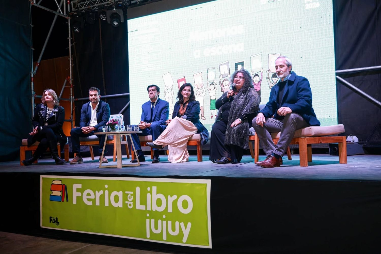 El gobernador Carlos Sadir asistió a la inauguración de la 22.ª Feria del Libro Jujuy, el pasado viernes. En el acto participaron las integrantes de la Comisión Organizadora de la Fundación Feria del Libro Jujuy, María Eugenia Jaldín, Inés Pemberton y Paola Audisio; el ministro de Cultura y Turismo, Federico Posadas, y el secretario de Cultura, José Rodríguez Barcena.