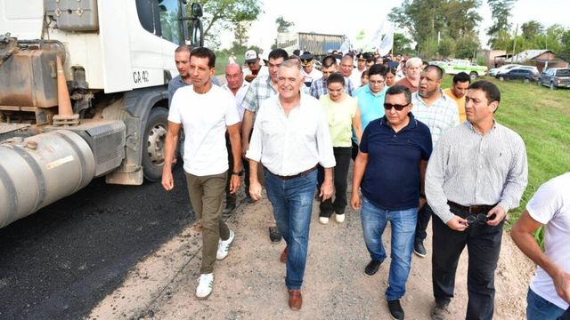 El gobernador mencionó los trabajos en la Ruta Provincial 323 y el desarrollo de las comunas rurales.