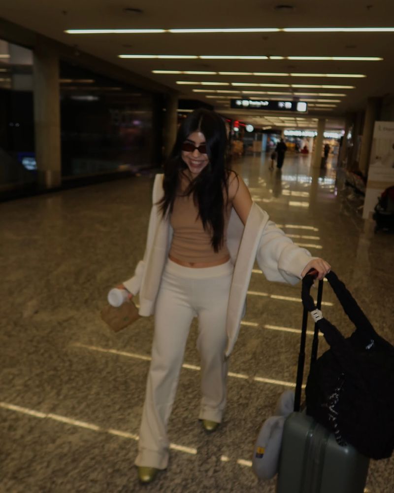 Cami Mayan dio cátedra de estilo con un look "airport style" y combinó los dos colores neutros en tendencia