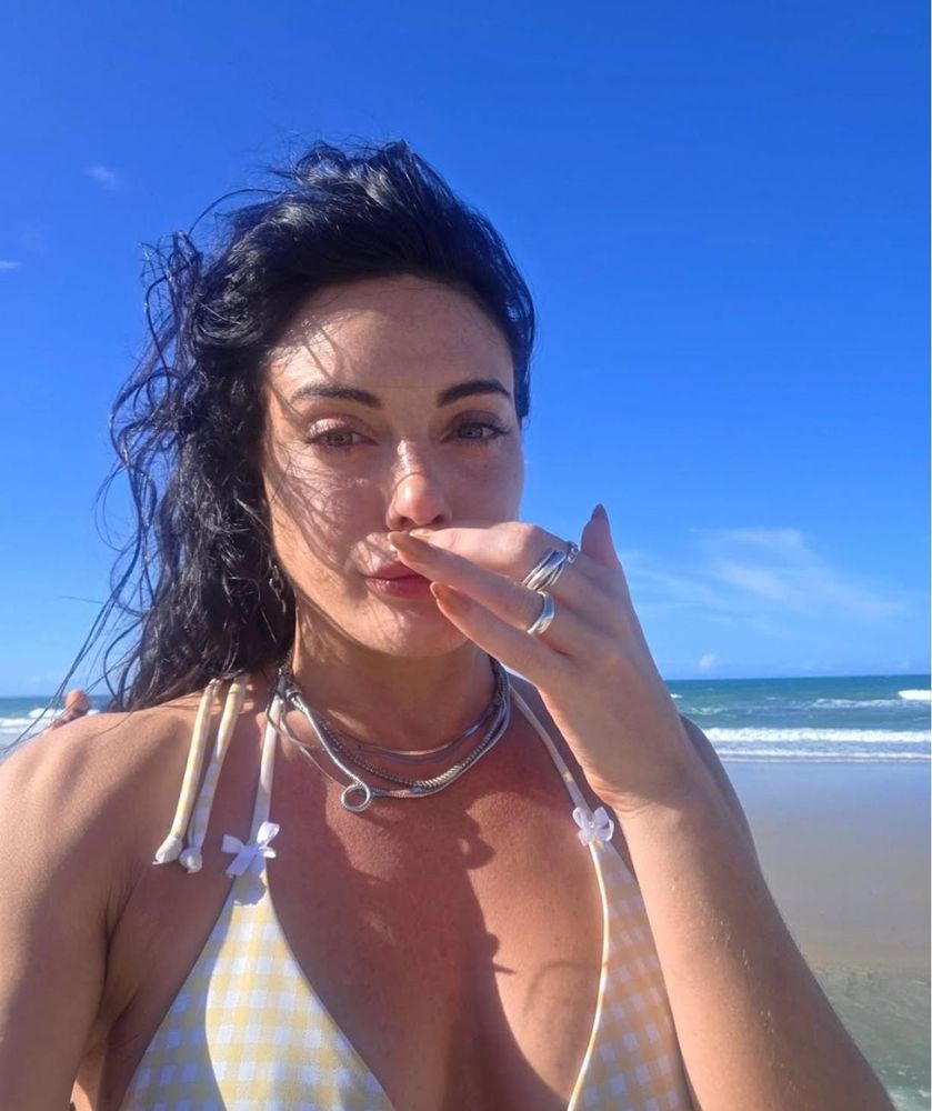 Trajes de baño cavados, paseo en buggie y vibra tropical: las claves de estilo con las que Emilia Attias deslumbró desde las playas de Brasil