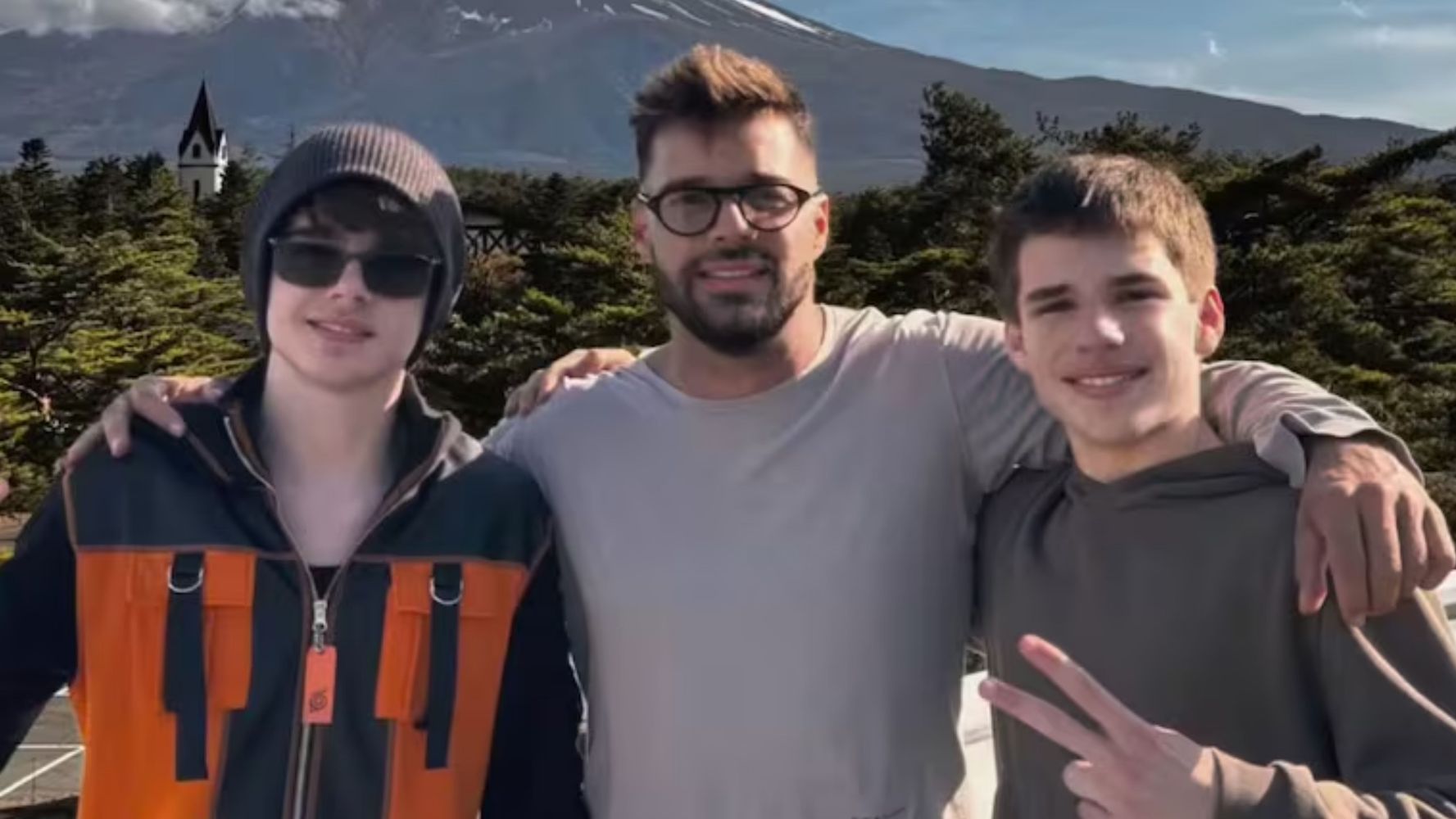 El cantante y sus hijos.