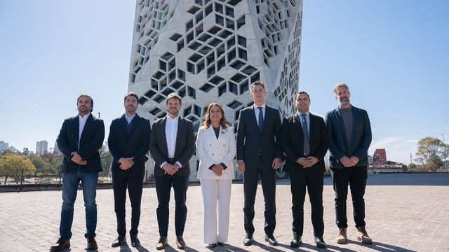 Autoridades del Gobierno de Córdoba y representantes de Mercado Libre, en el importante anuncio.