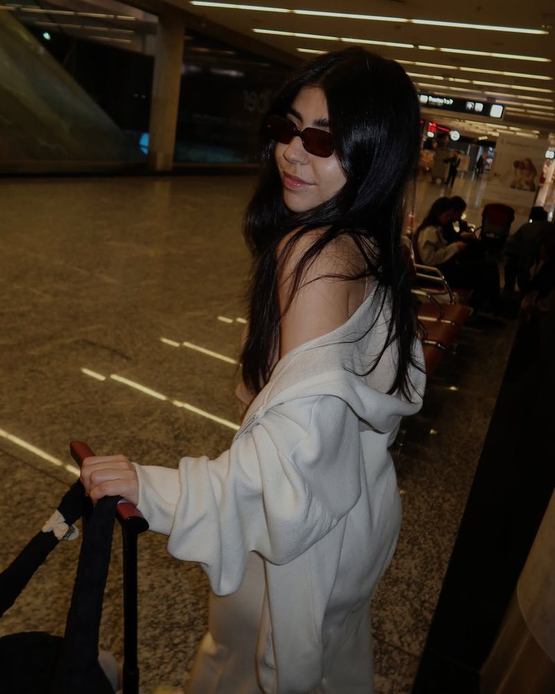 Cami Mayan dio cátedra de estilo con un look "airport style" y combinó los dos colores neutros en tendencia