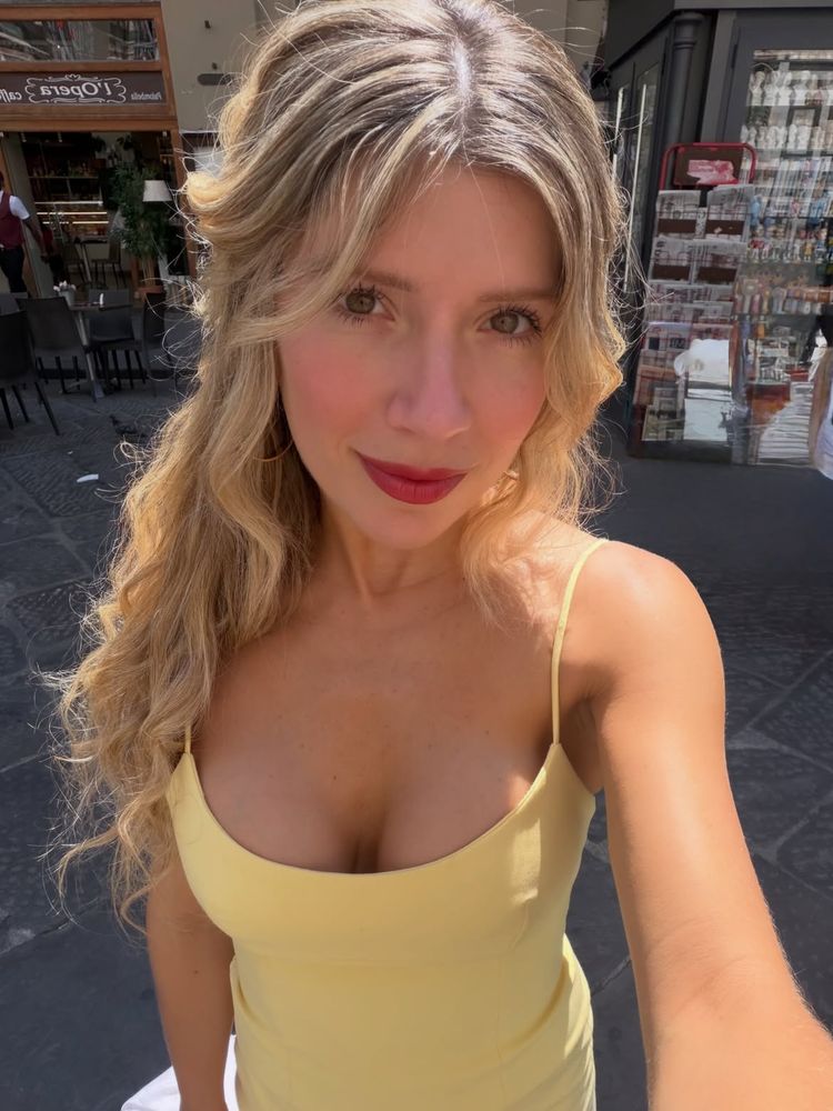 Vestido strapless amarillo, cartera estructurada y vibra italiana: el look vibrante de Laurita Fernández