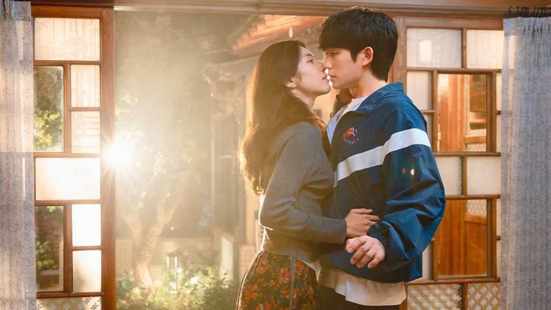 El romance entre los protagonistas estará marcado por secretos y una peligrosa investigación.