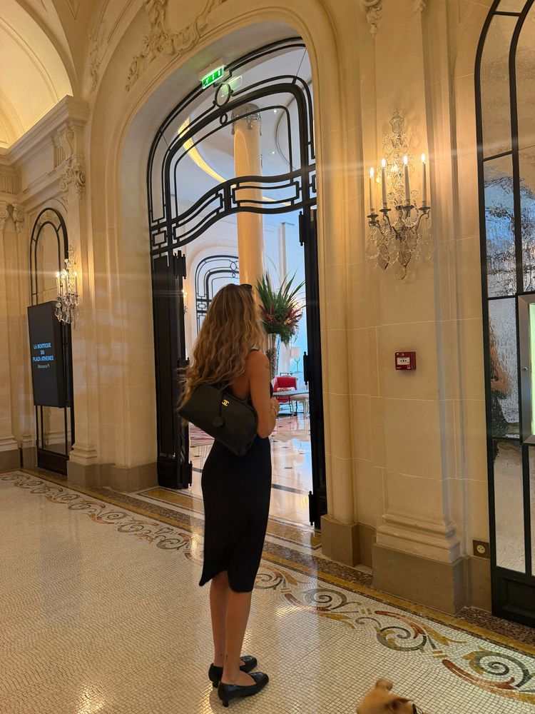 Tini viajó con una amiga a París.