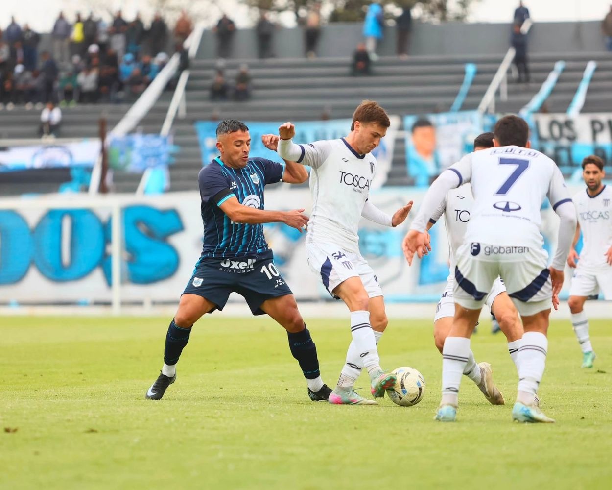 Nicolás Fernández abrió el marcador para Tristán Suárez con un gol de palomita a los 20 minutos del primer tiempo, tras una mala salida de Dematei y una precisa asistencia de Becker que dejó al defensor visitante solo frente al arco del "23 de Agosto".
