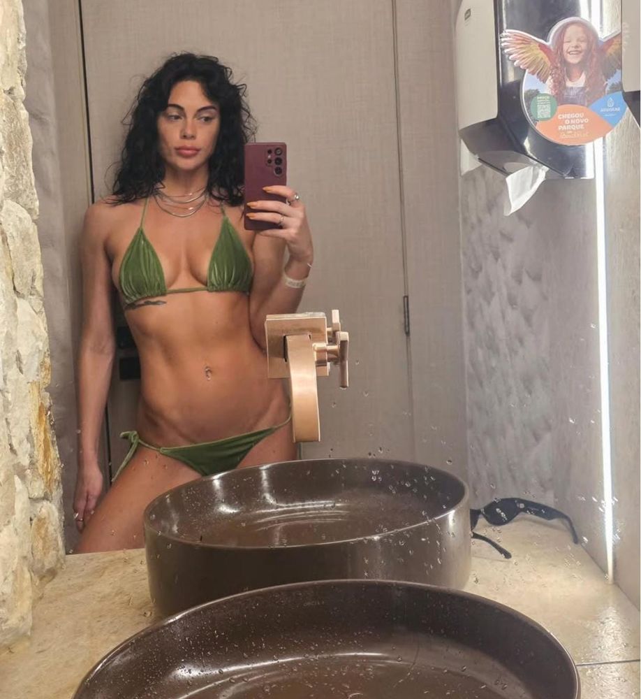 Trajes de baño cavados, paseo en buggie y vibra tropical: las claves de estilo con las que Emilia Attias deslumbró desde las playas de Brasil