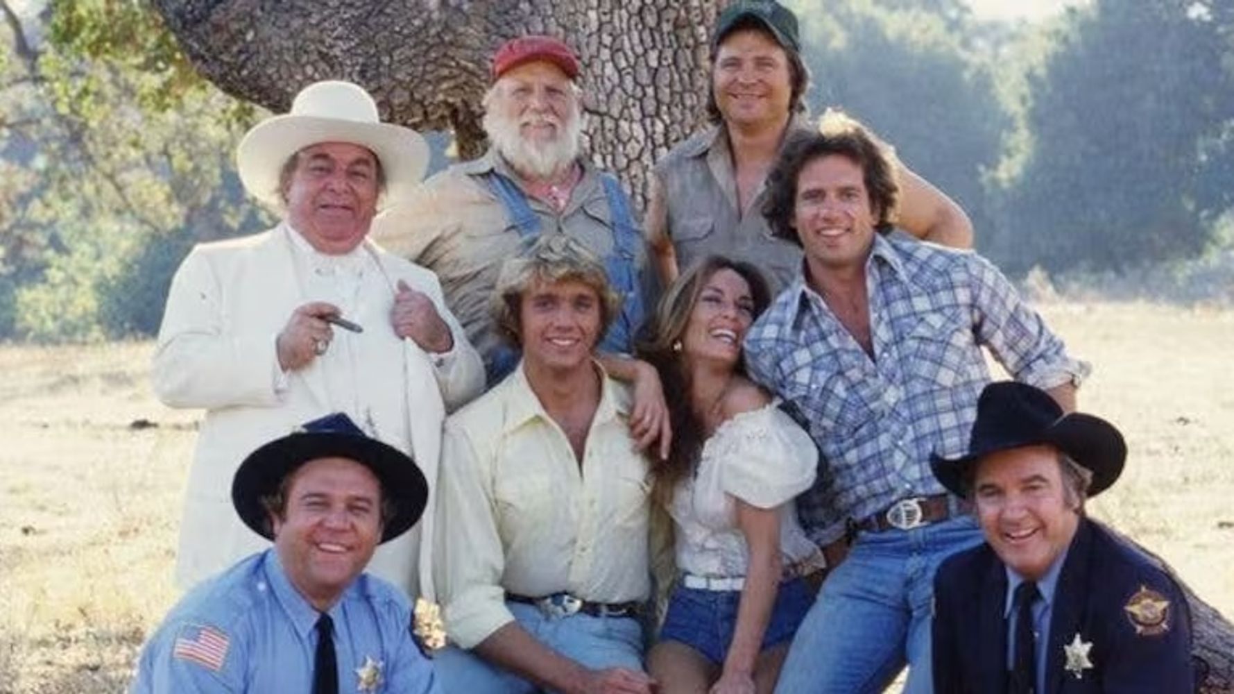 Jones junto a sus compañeros de elenco de “Los Dukes de Hazzard”.