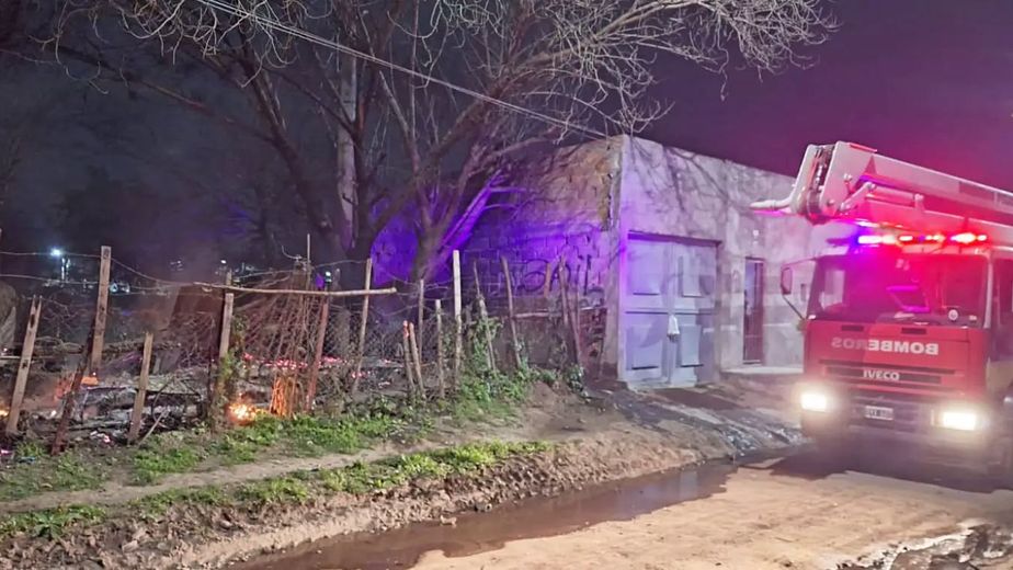 Bomberos controlaron un incendio de vivienda en el barrio de calle Alberdi al 3400