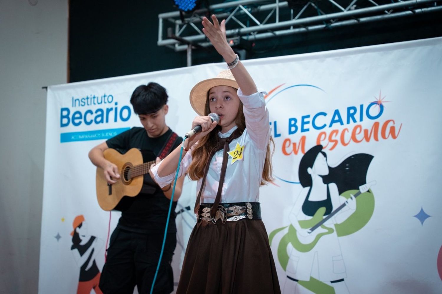 El Becario en escena.